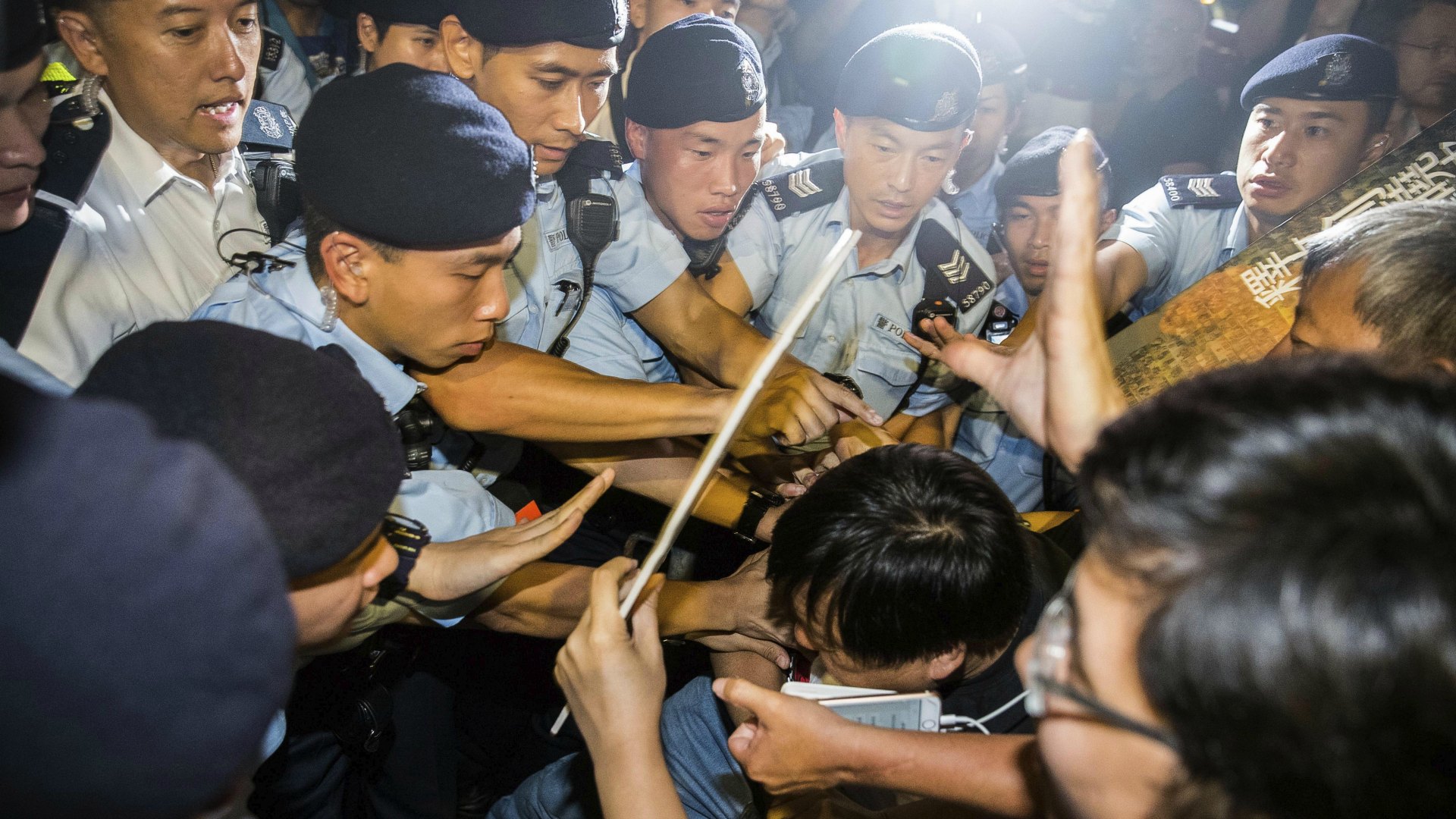 Activistas prodemocracia y ciudadanos prochinos se enfrentan en Hong Kong