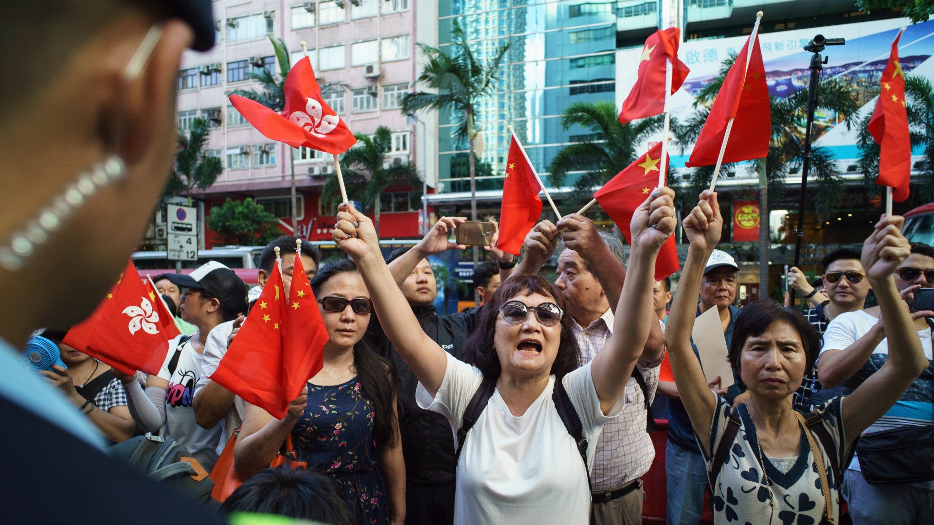 Activistas prodemocracia y ciudadanos prochinos se enfrentan en Hong Kong 2