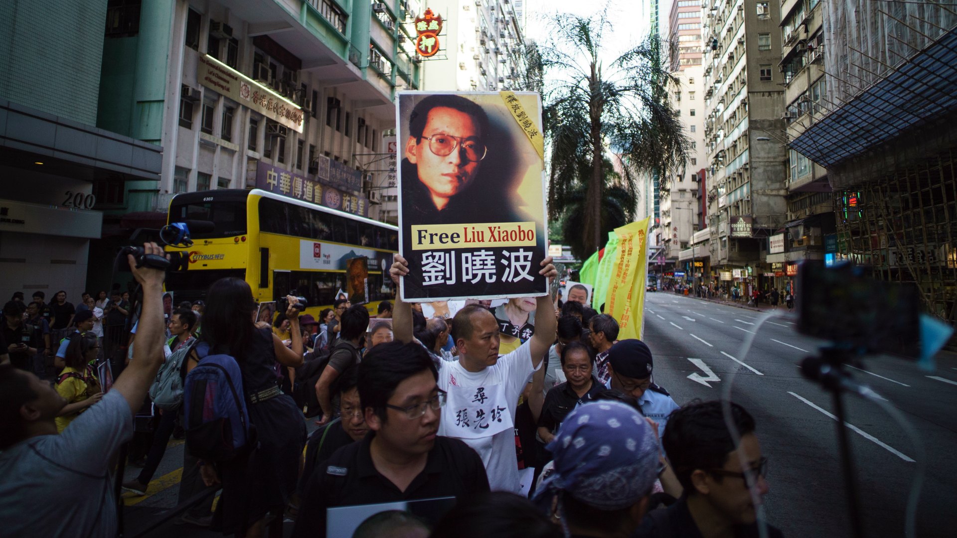 Activistas prodemocracia y ciudadanos prochinos se enfrentan en Hong Kong 3