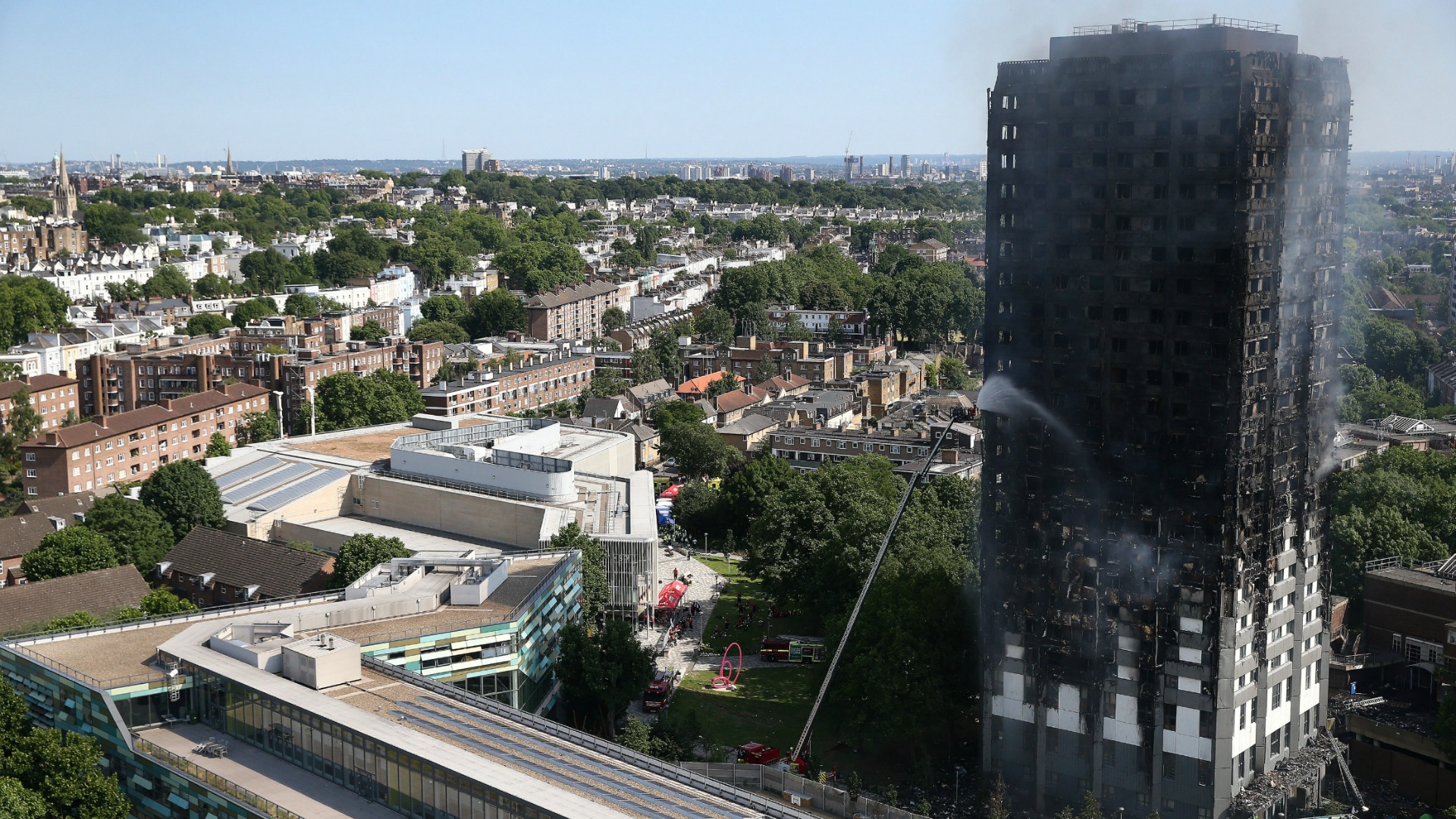Ascienden a 12 los fallecidos en el incendio de un edificio de viviendas en Londres
