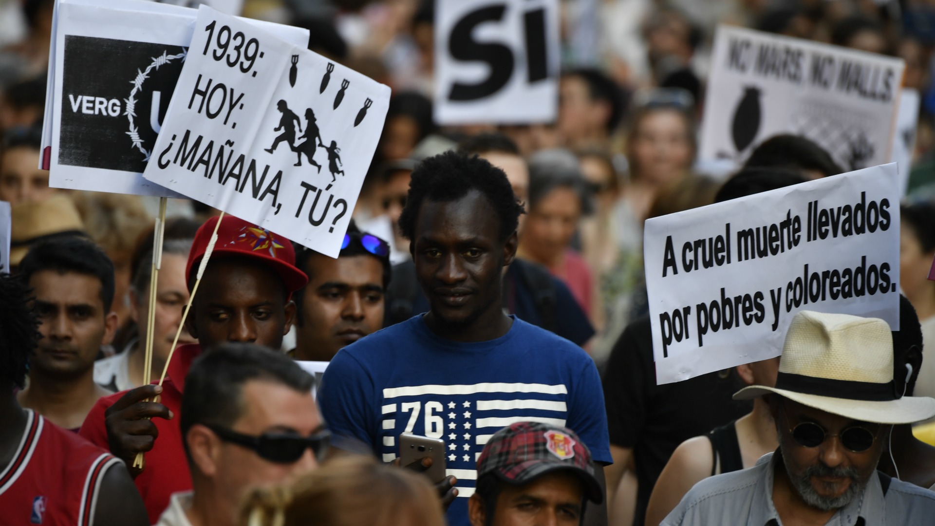 Miles de personas exigen al Gobierno español que acoja más refugiados