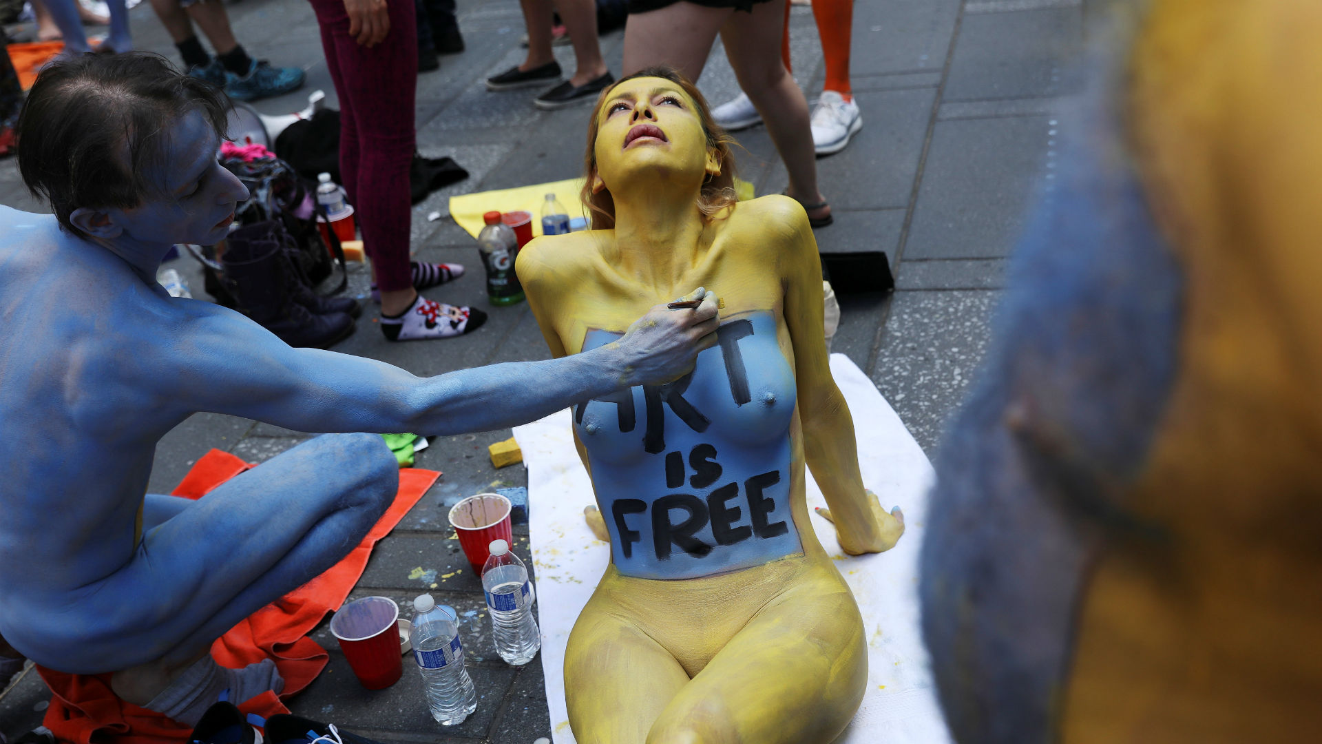 Cientos de personas pintan sus cuerpos desnudos en Times Square con mensajes de aceptación