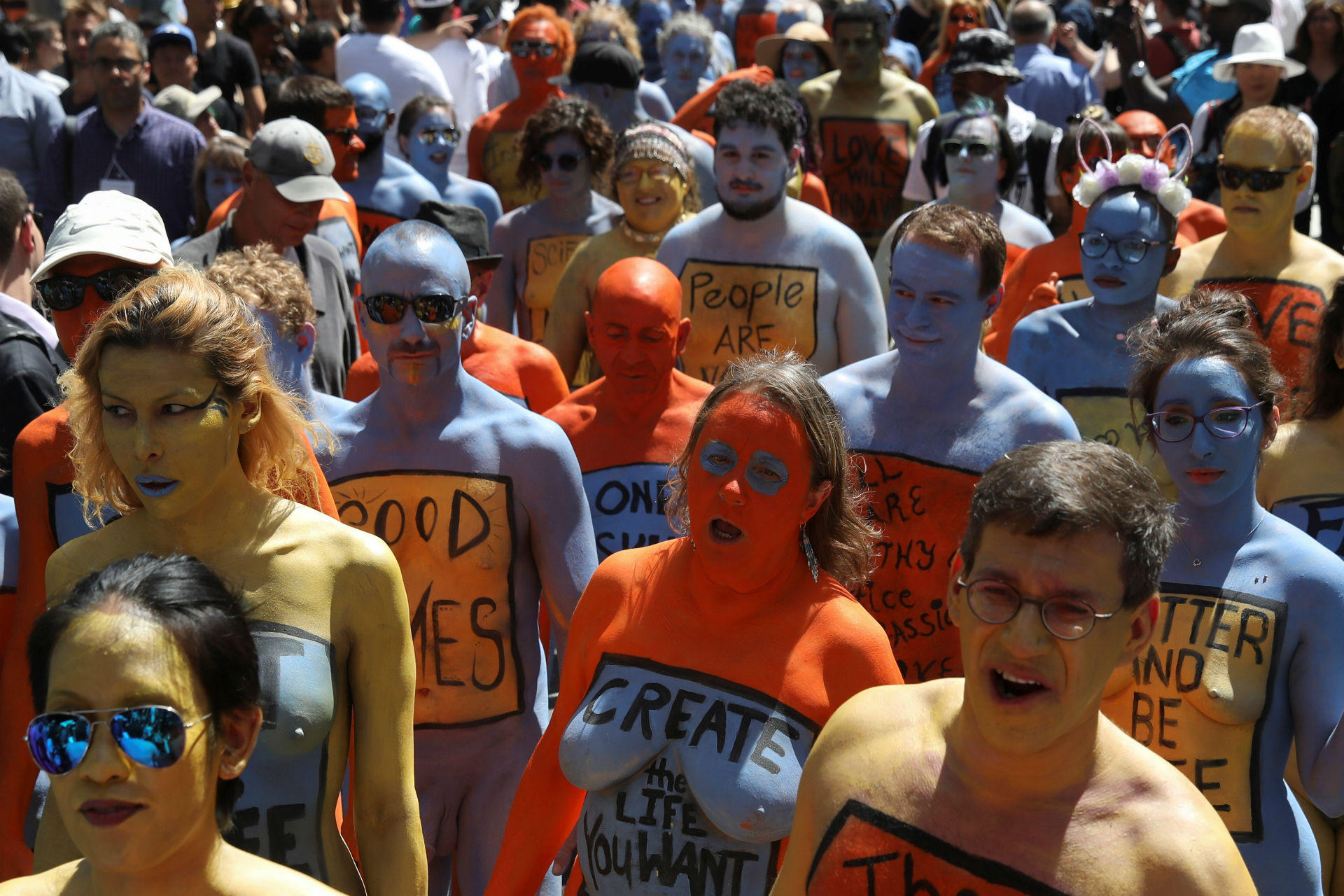 Cientos de personas pintan sus cuerpos desnudos en Times Square con mensajes de aceptación 1