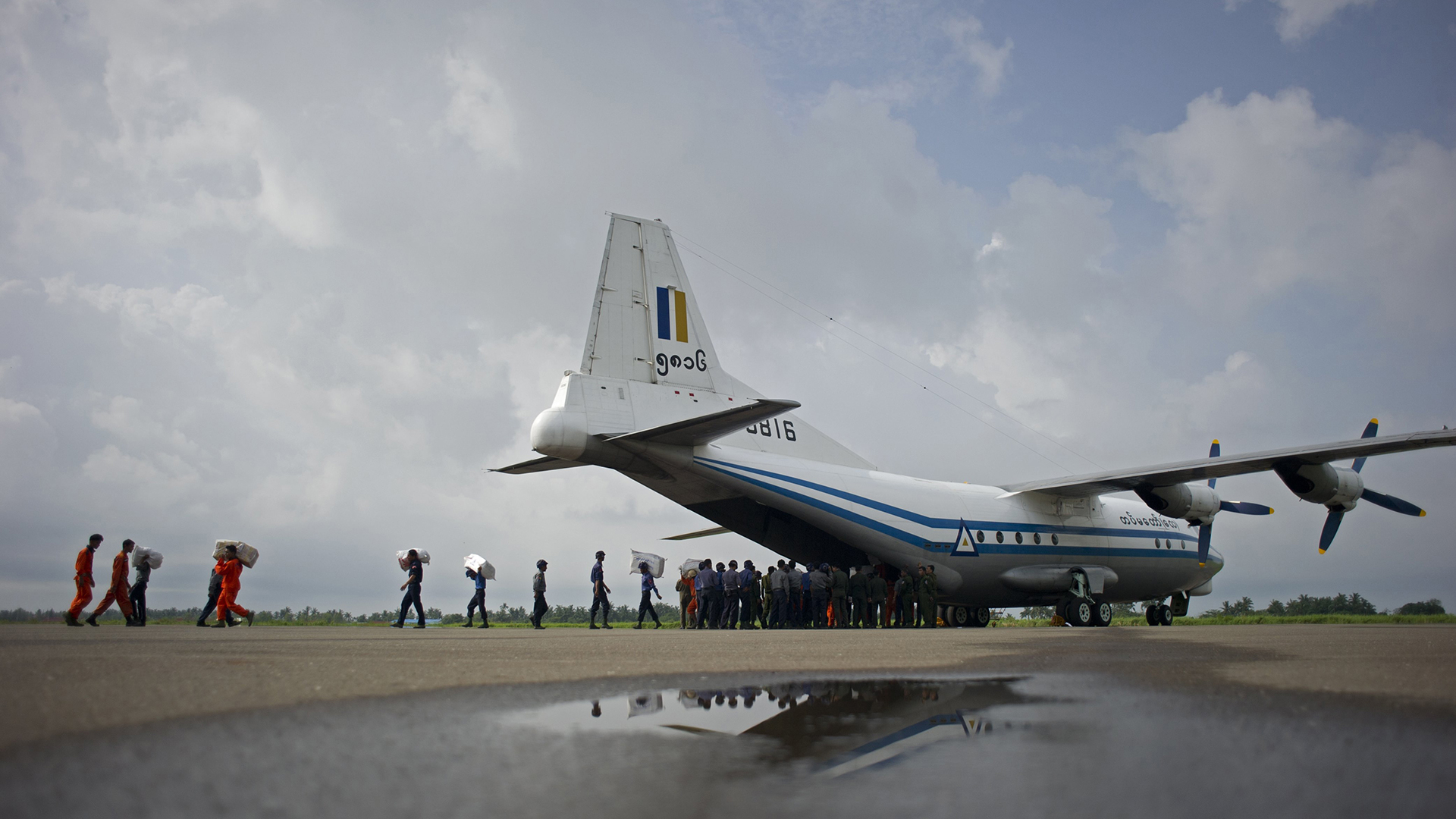 Hallan en el mar restos del avión militar desaparecido en Birmania con 116 personas a bordo