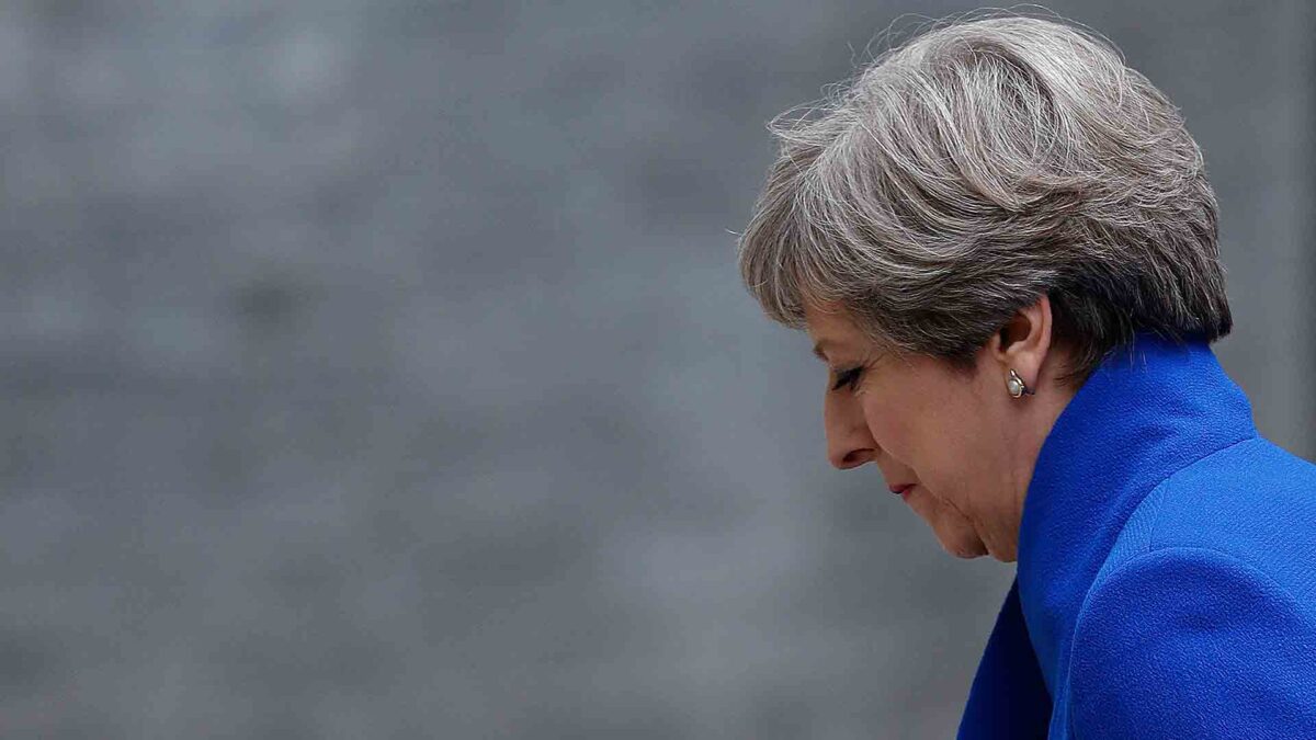 May logra un principio de acuerdo con el DUP en medio de un clima post-electoral tenso