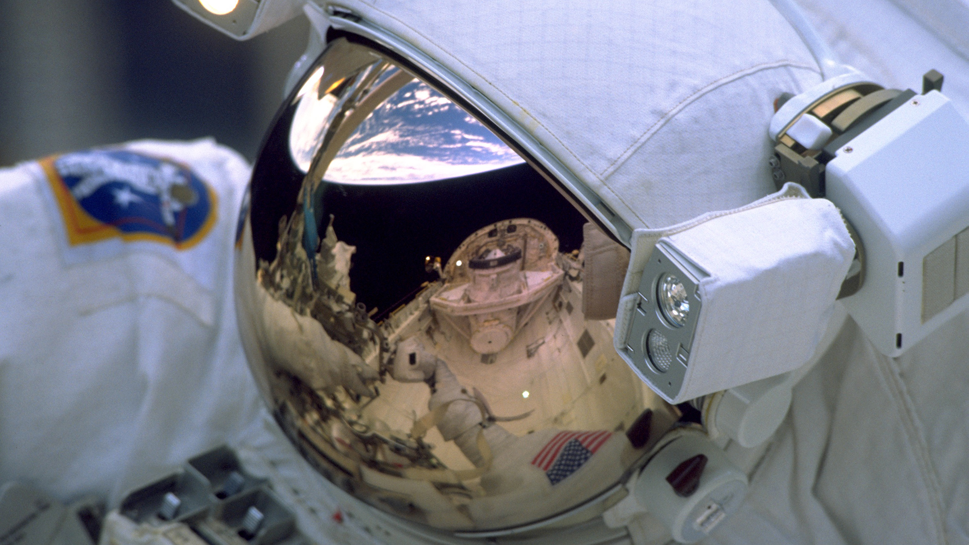 Dos astronautas regresan a la Tierra tras 200 días en el espacio