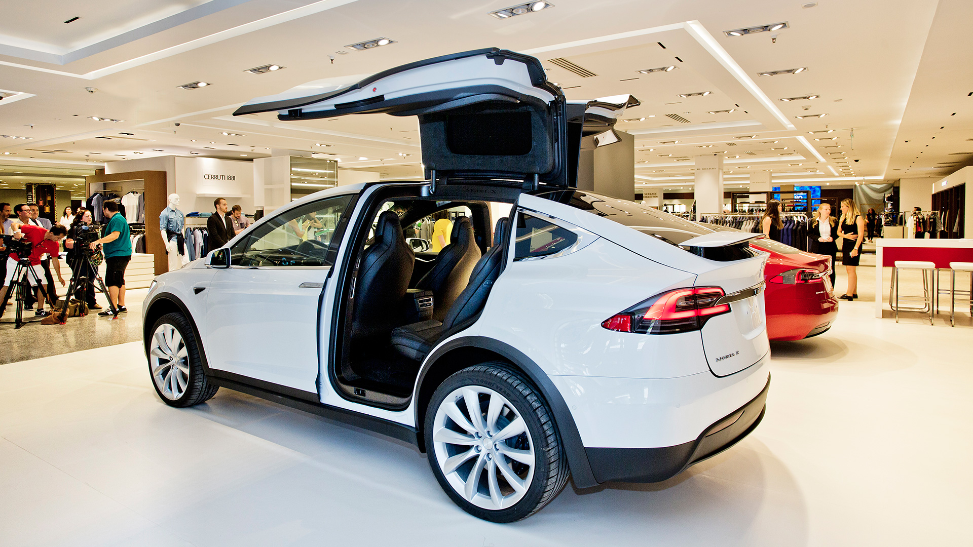 El Corte Inglés venderá coches de Tesla durante el verano