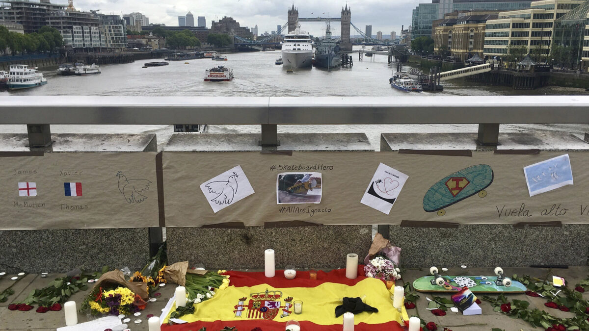 El español muerto en atentado de Londres ayudó a un policía, no a una mujer