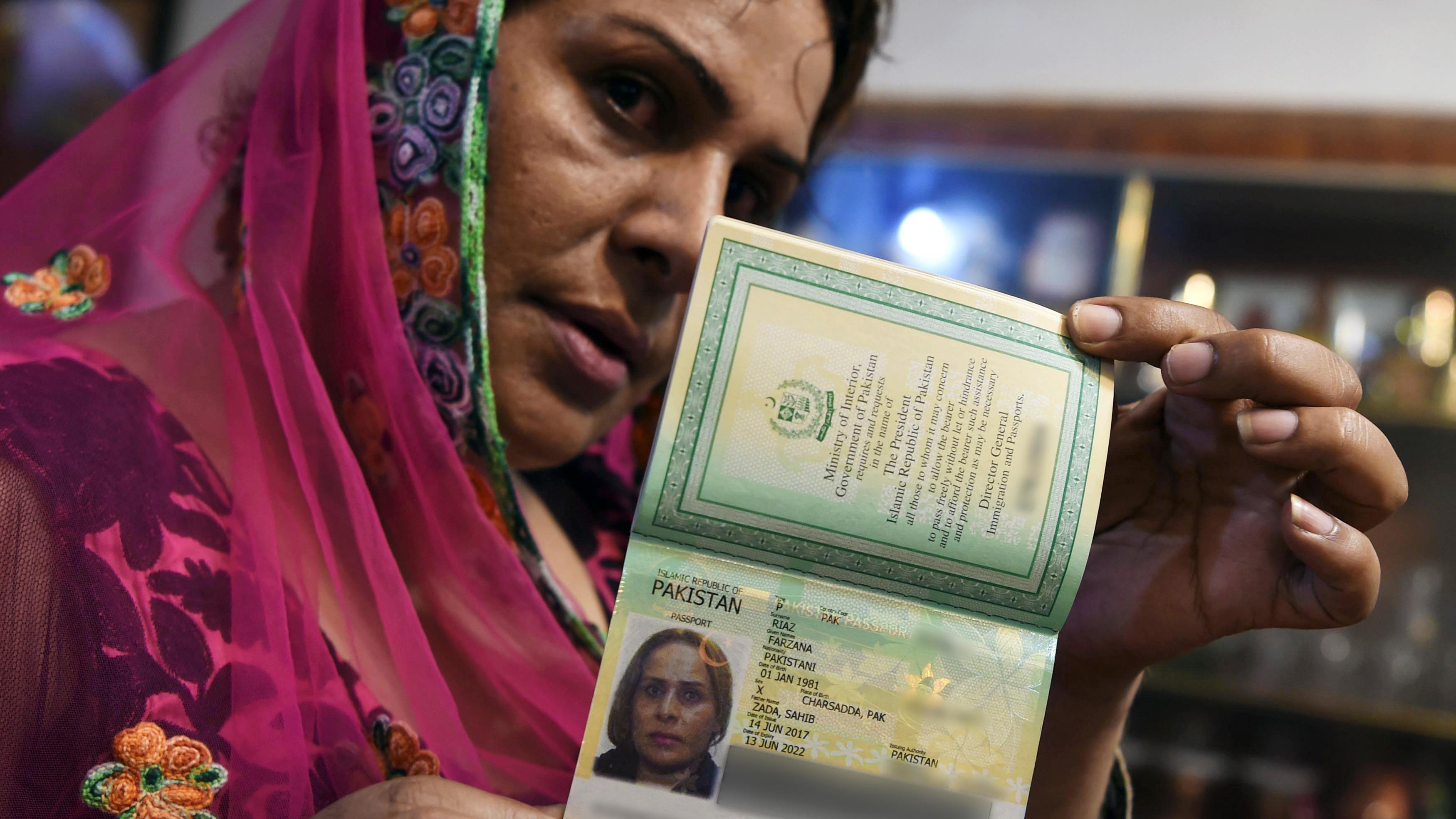 El gobierno de Pakistán emite el primer pasaporte de género neutro
