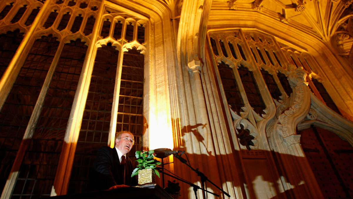 El homenaje del escritor Philip Pullman a las víctimas de la Torre Grenfell en su nueva trilogía