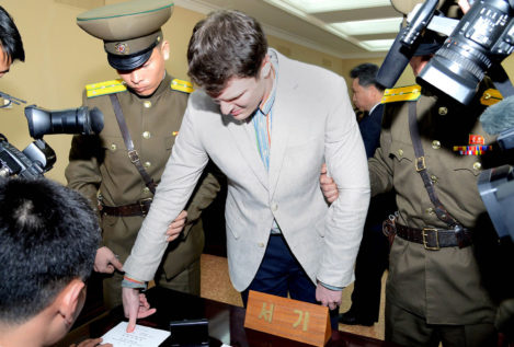 El joven estadounidense encarcelado en Corea del Norte vuelve a casa en coma