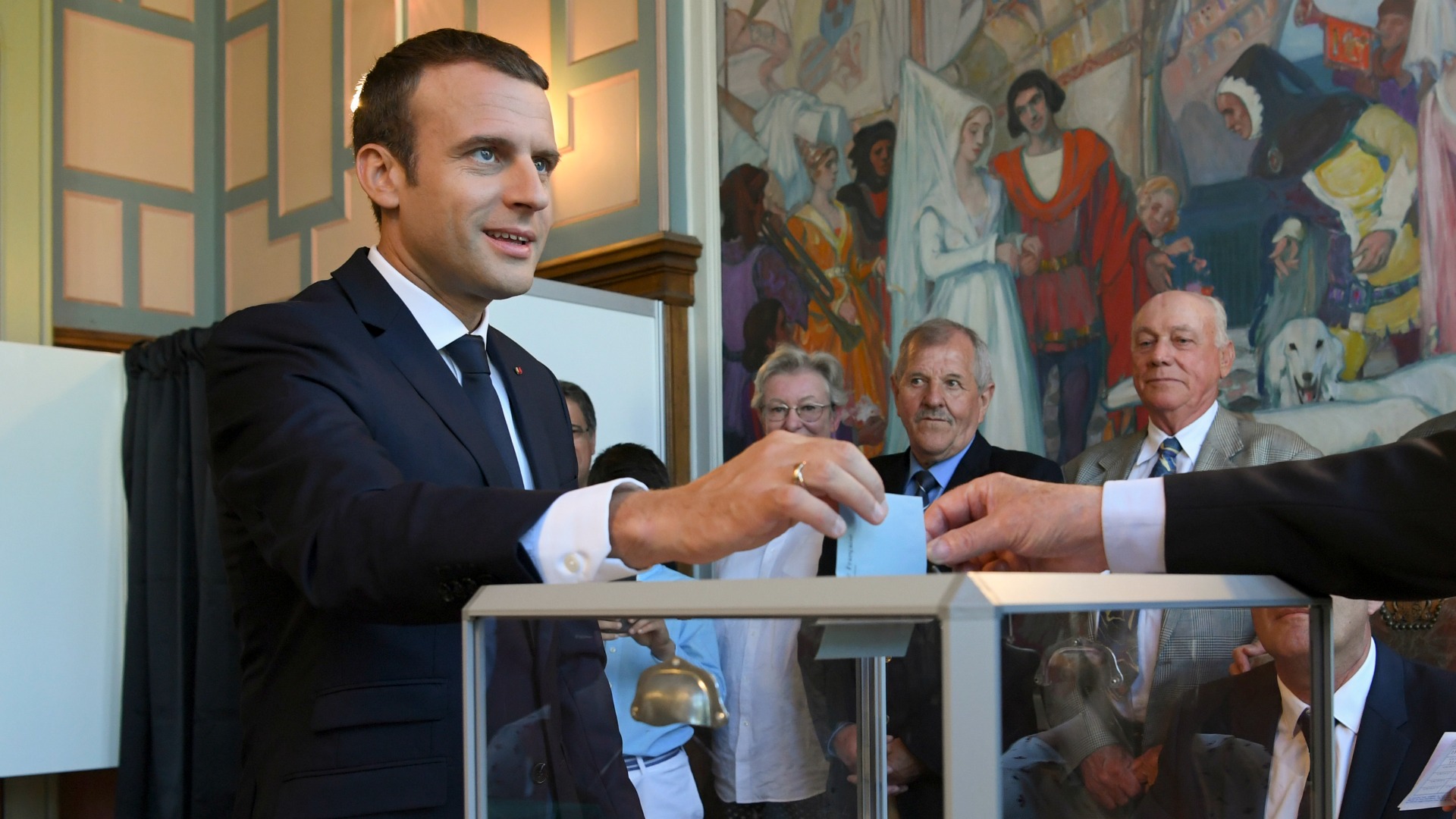 El partido de Macron barre en las legislativas francesas, marcadas por la abstención