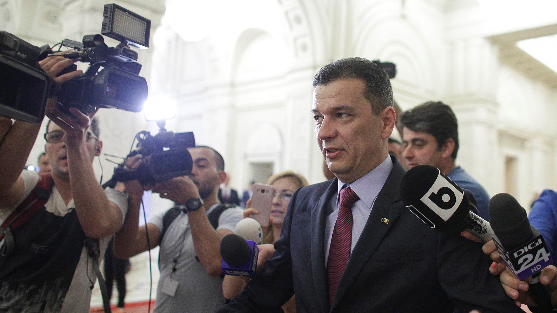 El primer ministro rumano cae en una moción de censura de su propio partido