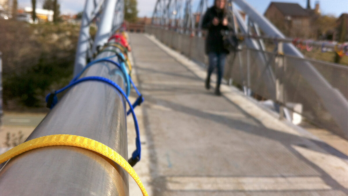 El puente de los collares: Street marketing contra el abandono de animales