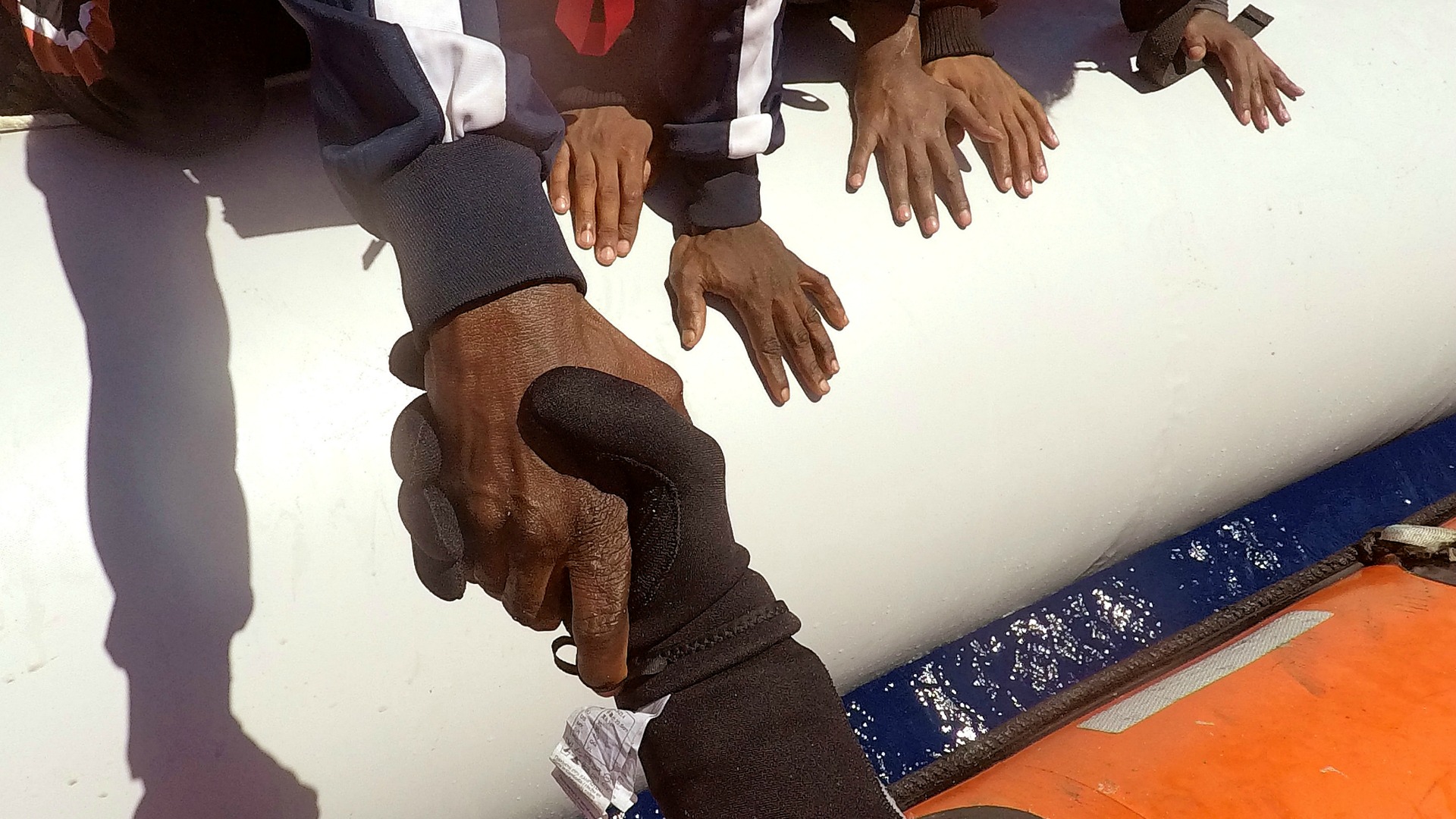 Guardacostas libios rescatan a 906 personas a la deriva en el Mediterráneo