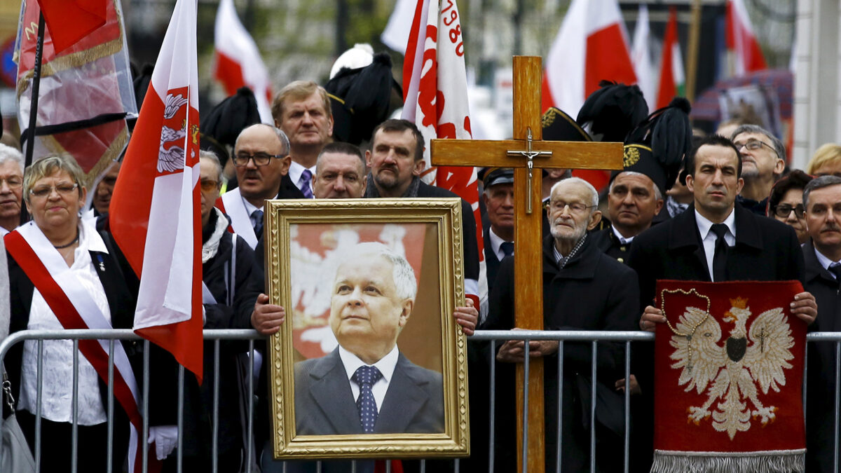 Hallan restos óseos de otras personas en el ataúd del presidente polaco Lech Kaczyński