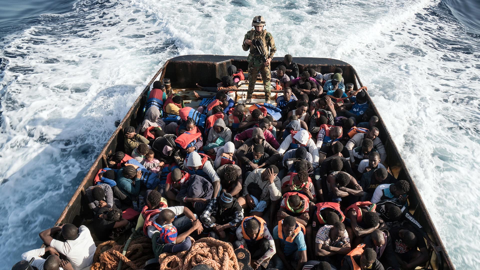 La fragata española ‘Victoria’ coordina el rescate de 907 migrantes en Libia