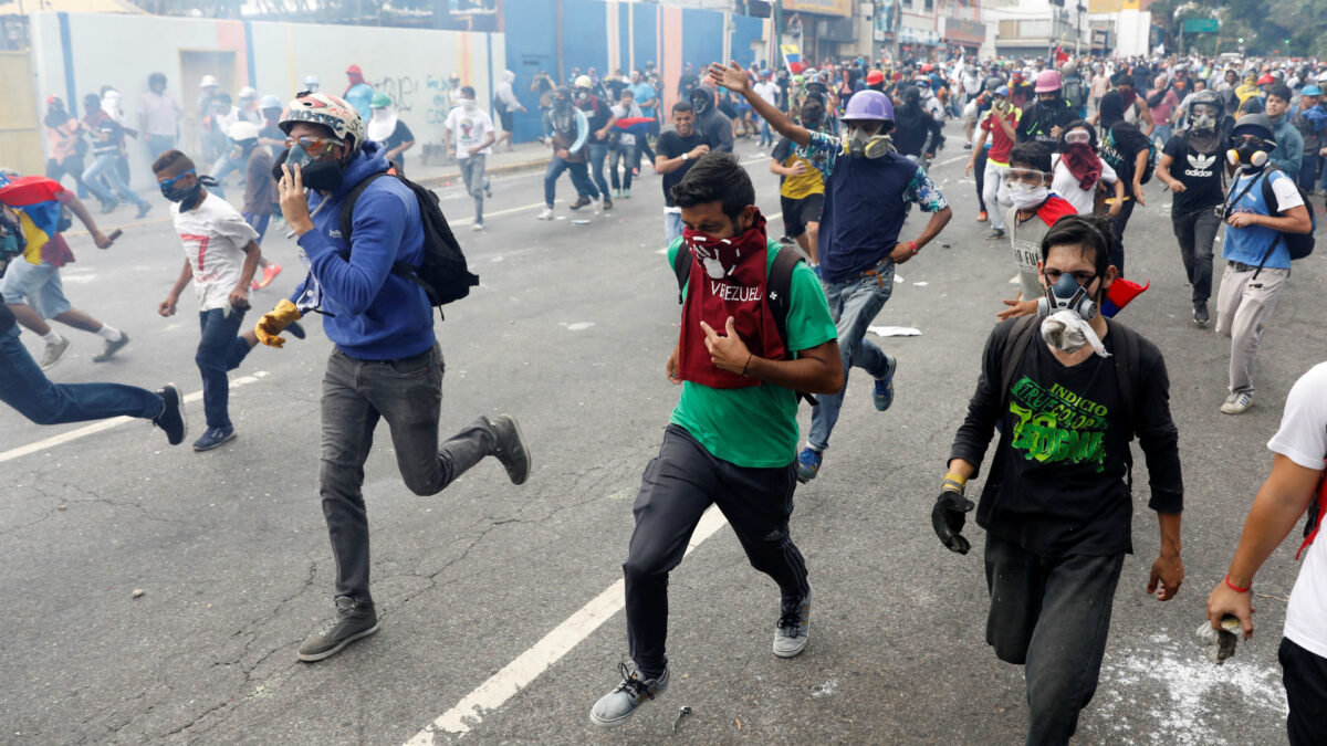 La Policía de Venezuela «dispara a las mujeres, roba a los periodistas y golpea a los diputados»