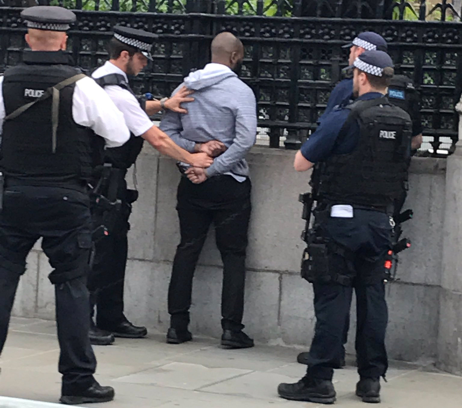 La policía detiene a un hombre con un cuchillo en las inmediaciones de Westminster 1