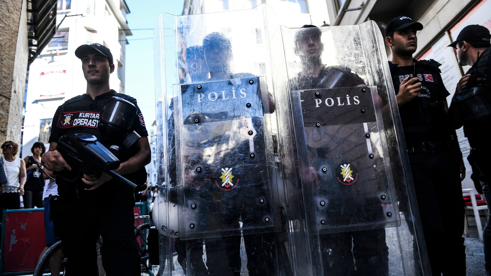 La policía turca dispara balas de goma para dispersar la marcha del Orgullo LGTB