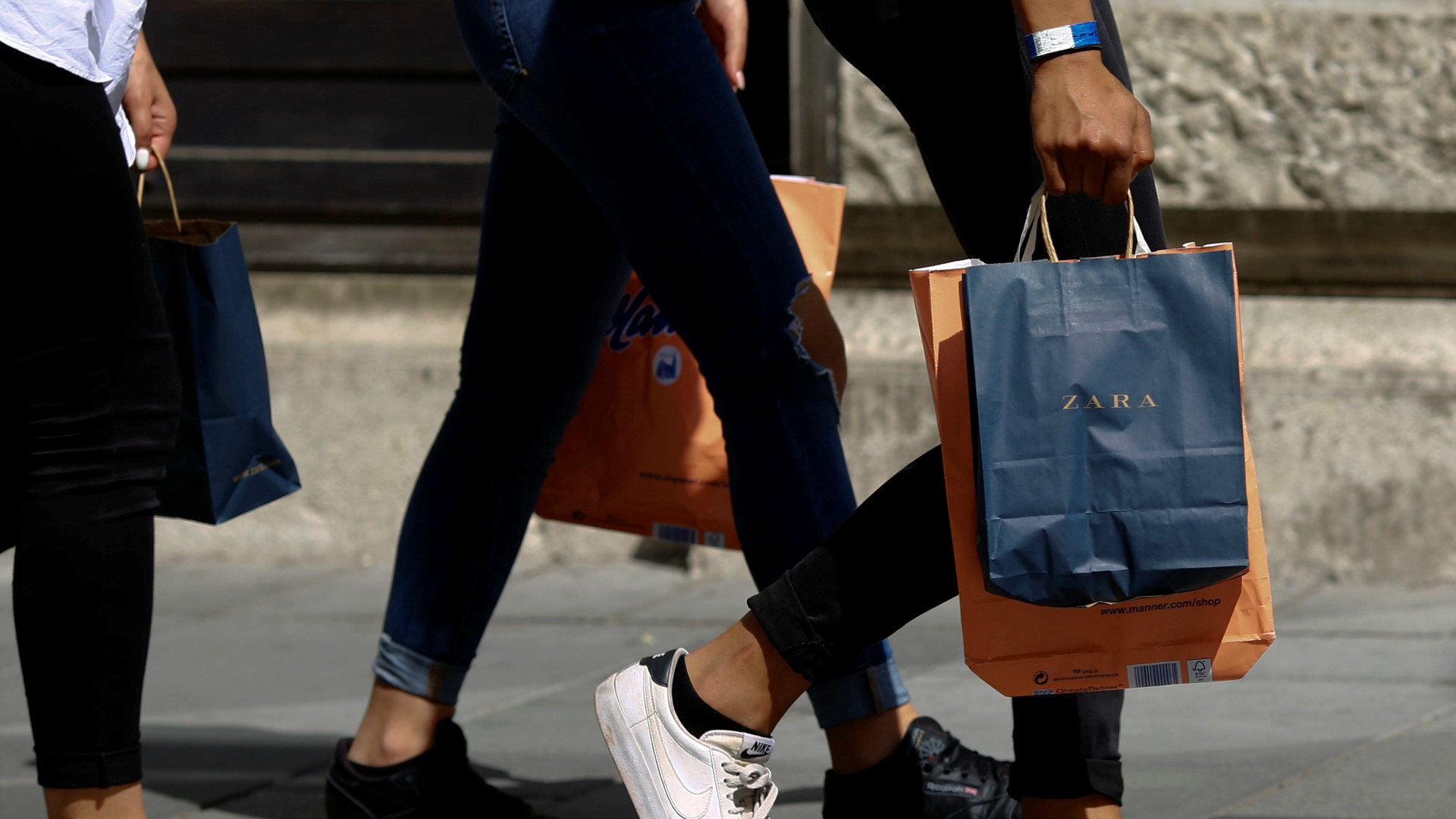 Marcas de ropa como Zara y H&M compran viscosa a fábricas contaminantes