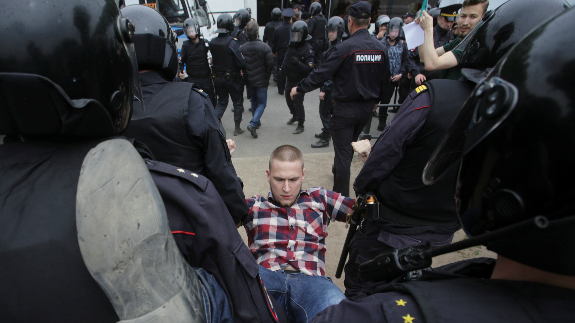 Más de 250 detenidos en Rusia en marchas contra la corrupción