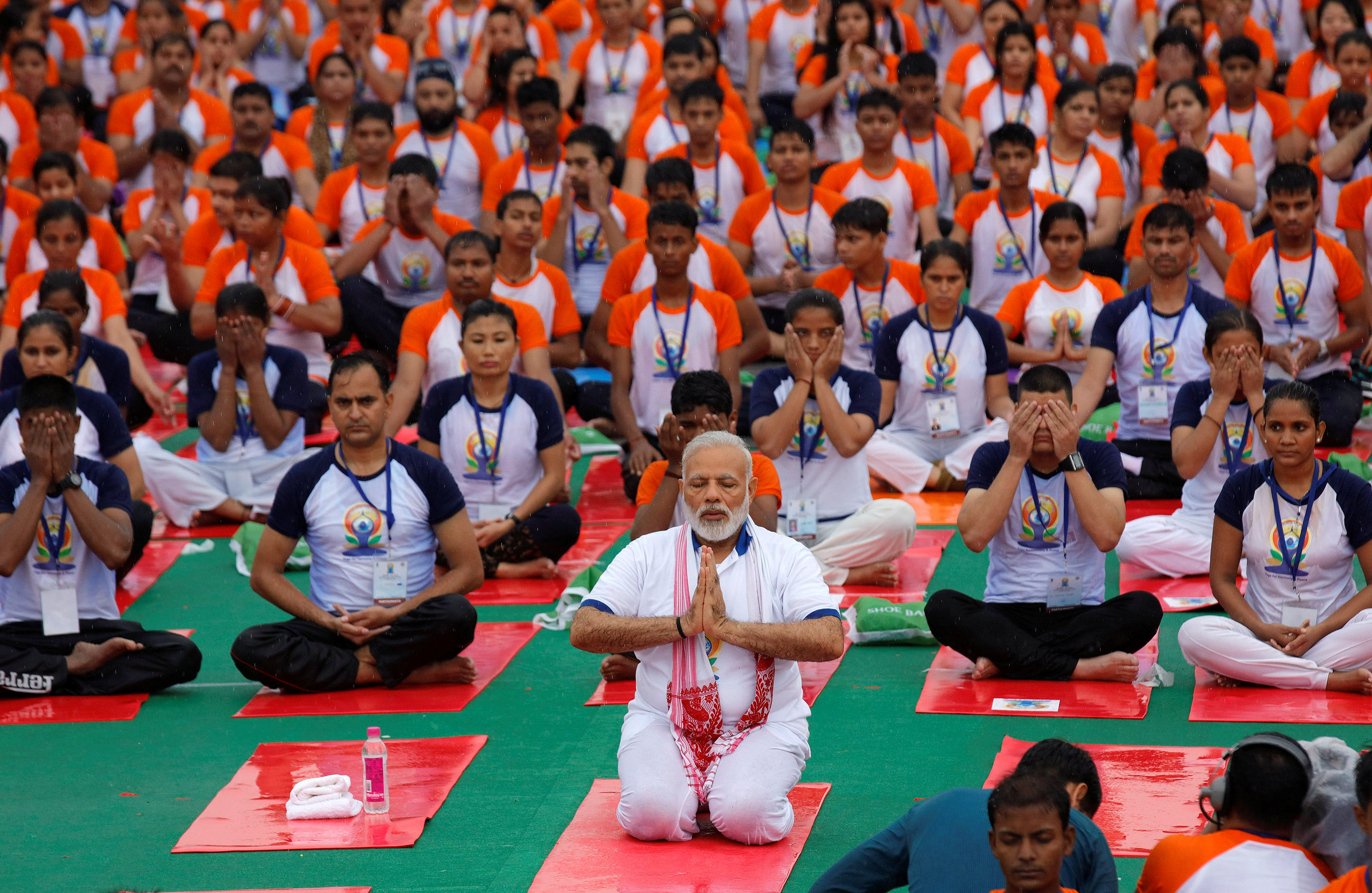 Masiva celebración del Día del Yoga en la India 2