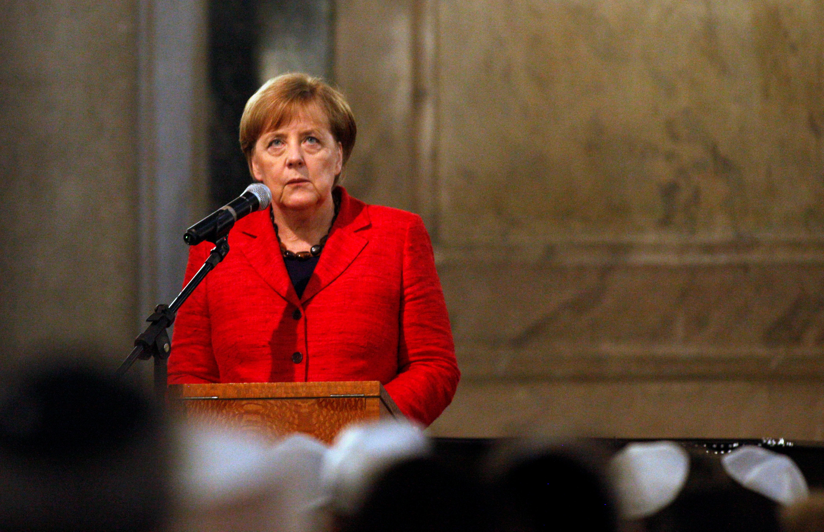 Merkel llama a cooperar para lograr una solución pacífica en Venezuela