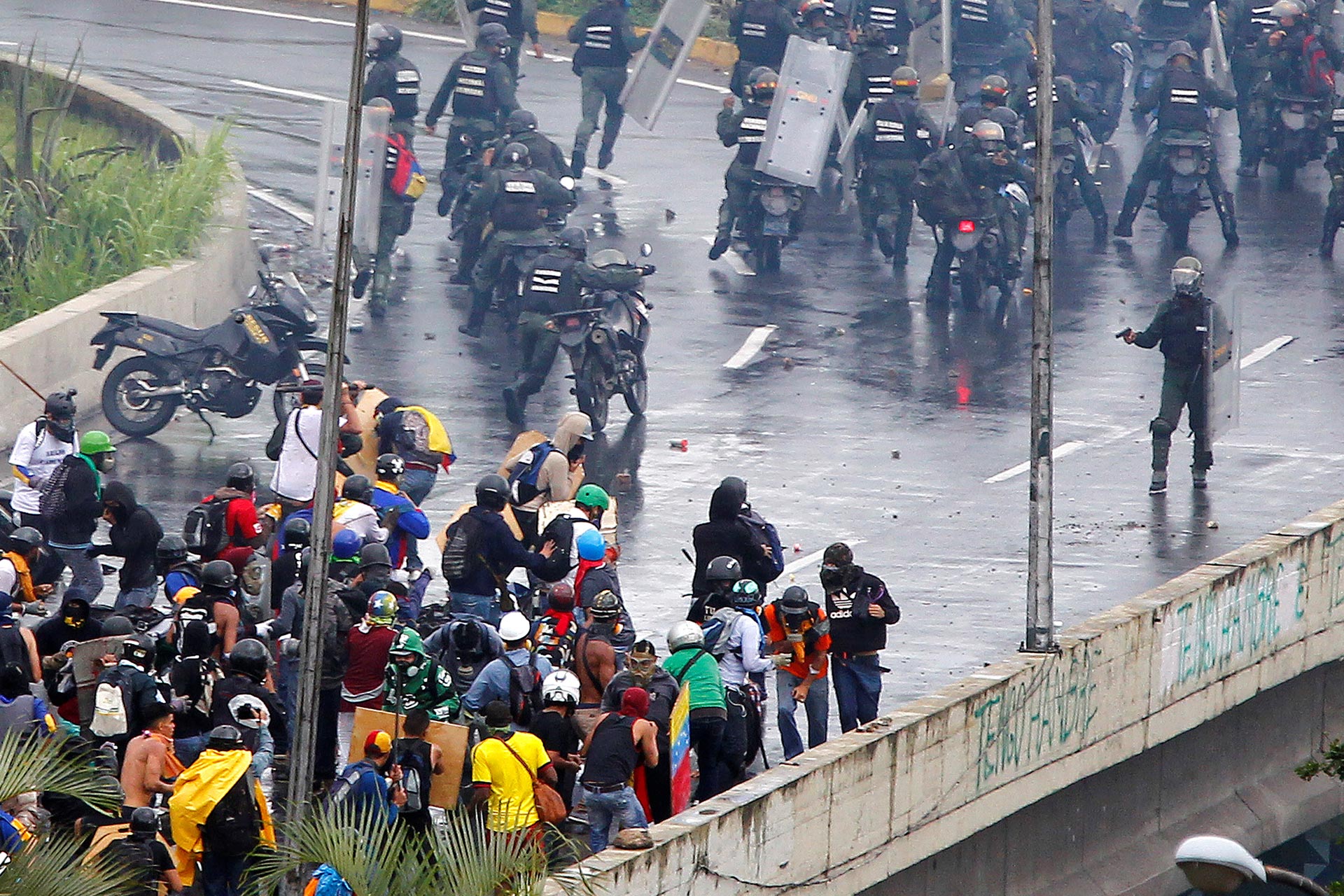 Muere un menor en Venezuela por un disparo de un militar en una protesta 1