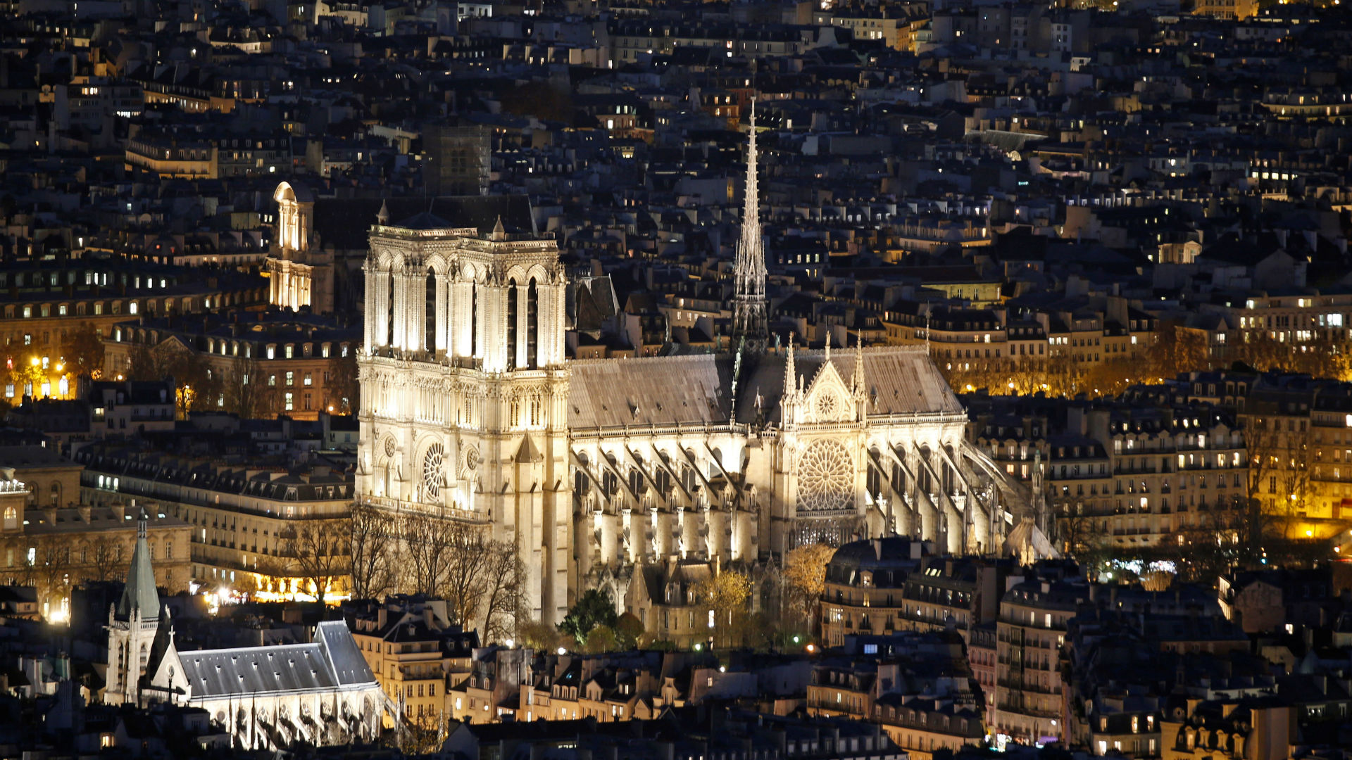 París pide ayuda "urgente" a Estados Unidos para salvar Notre Dame