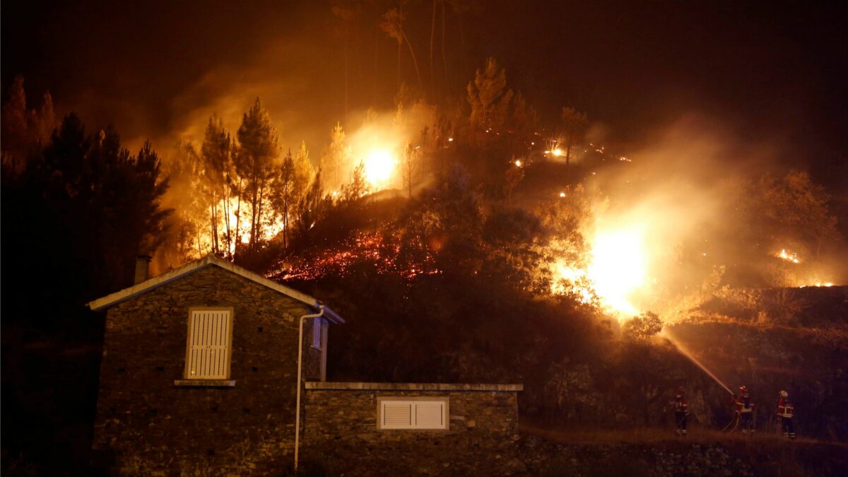 Portugal continúa su lucha contra el fuego en medio de las críticas al Gobierno