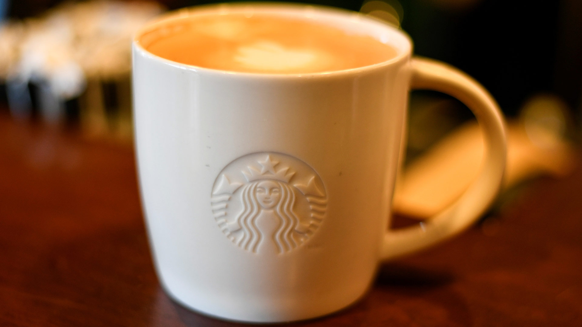 Starbucks contratará a 2.500 refugiados en Europa