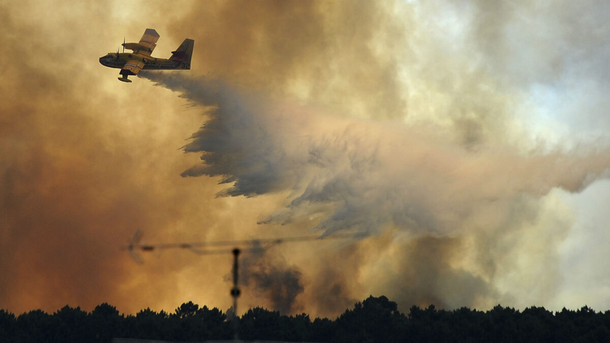 Suben a 64 los muertos por el incendio que sigue activo en Portugal