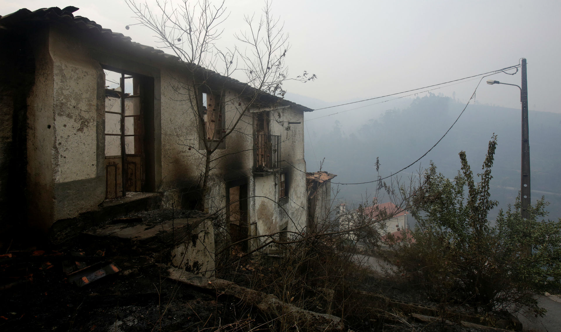 Suben a 64 los muertos por el incendio que sigue activo en Portugal