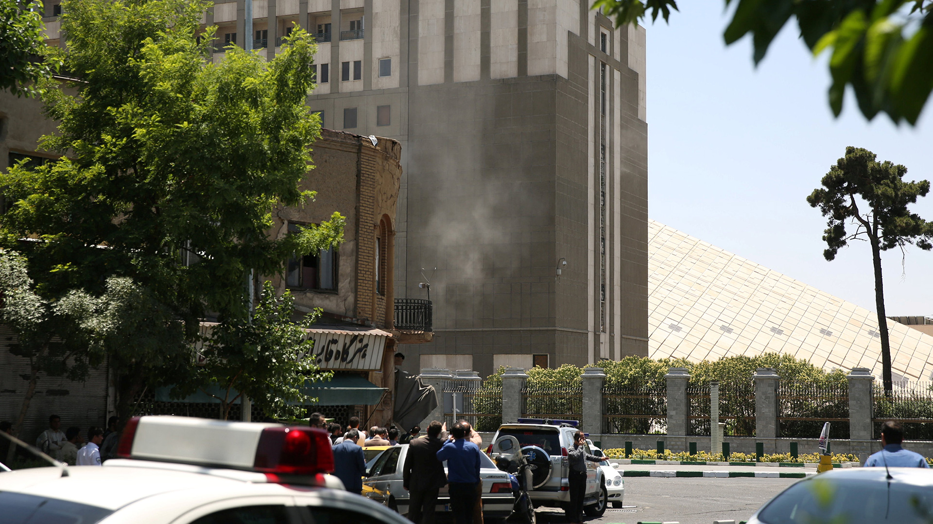 Un doble ataque en el Parlamento iraní y en el mausoleo de Jomeini deja al menos doce muertos
