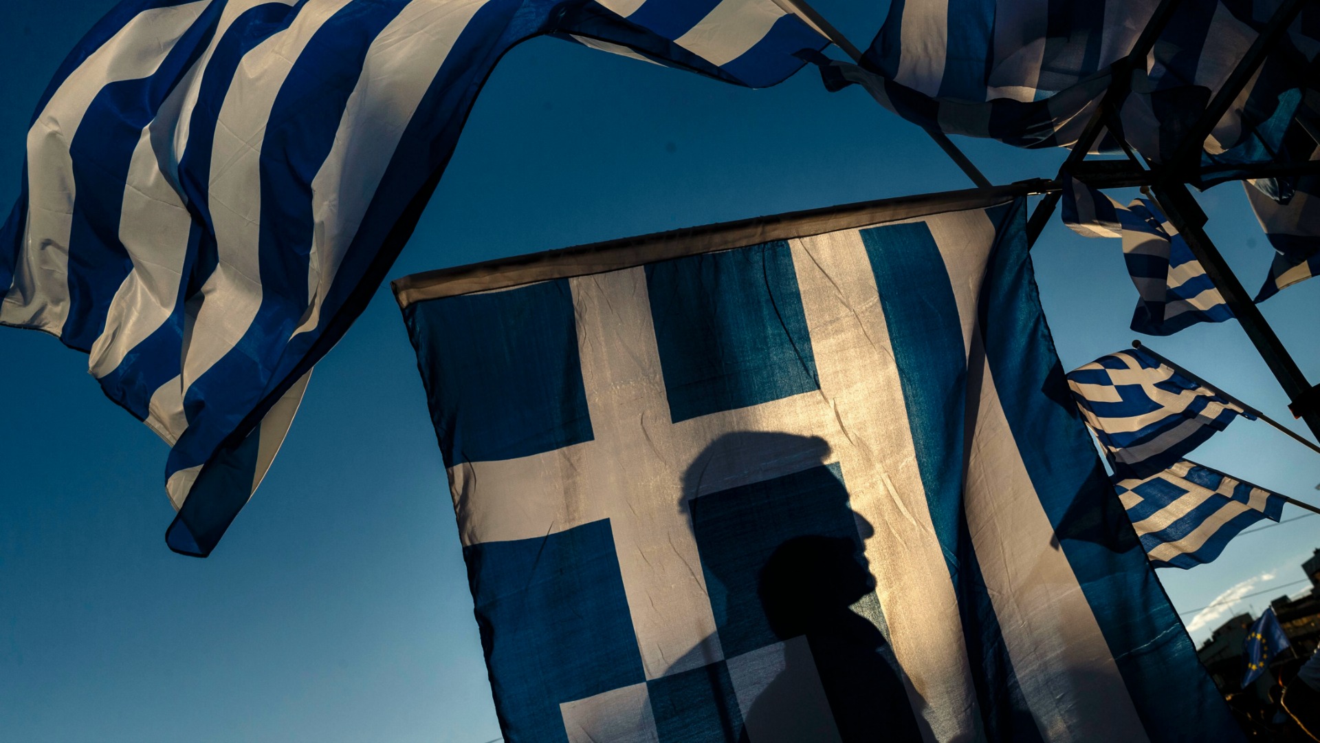 Un griego lleva 14 años intentando demostrar que está vivo