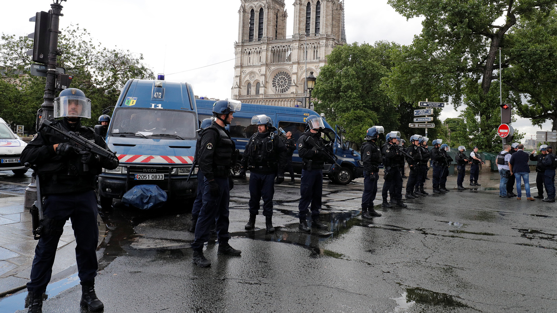 Un hombre en Notre Dame gritó "¡esto es por Siria!" antes de atacar a un policía