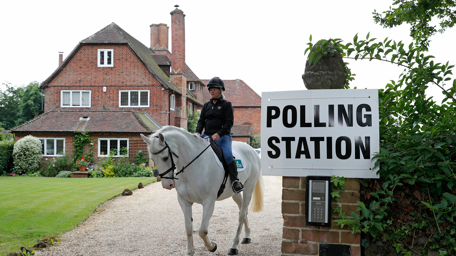 Un pub, un garaje, o una lavandería, así son los centros electorales en Reino Unido 2