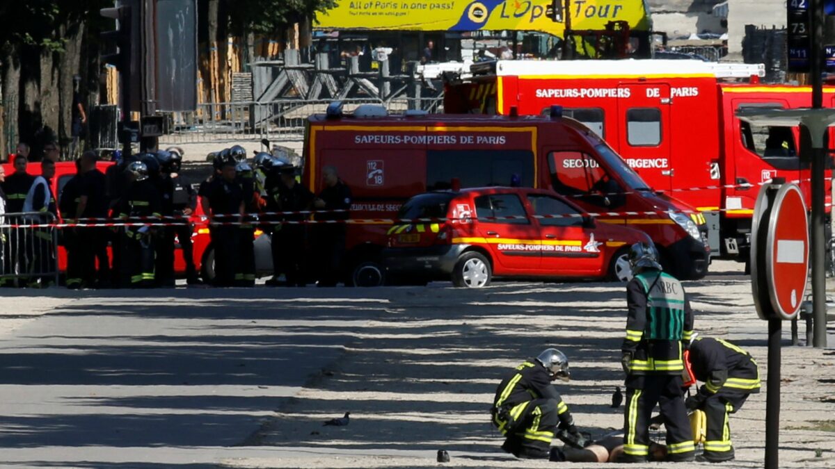 Un hombre muere tras embestir su coche contra la policía en los Campos Elíseos