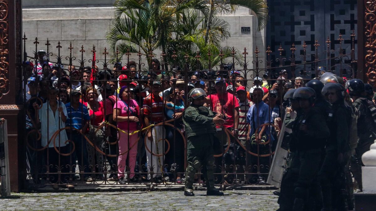 Grupos armados chavistas secuestran durante más de 7 horas a unas 350 personas en la Asamblea venezolana