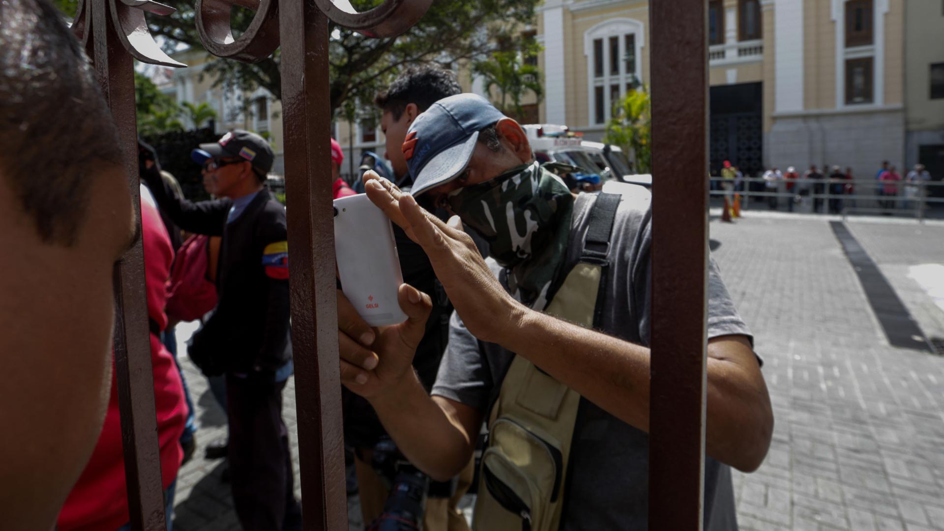 350 personas están secuestradas por grupos chavistas armados en la Asamblea venezolana 3