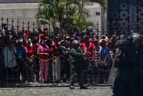 Grupos armados chavistas secuestran durante más de 7 horas a unas 350 personas en la Asamblea venezolana