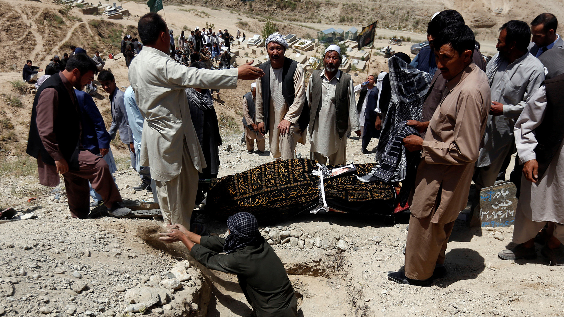 Al menos 26 soldados mueren tras un ataque talibán contra una base militar en Afganistán