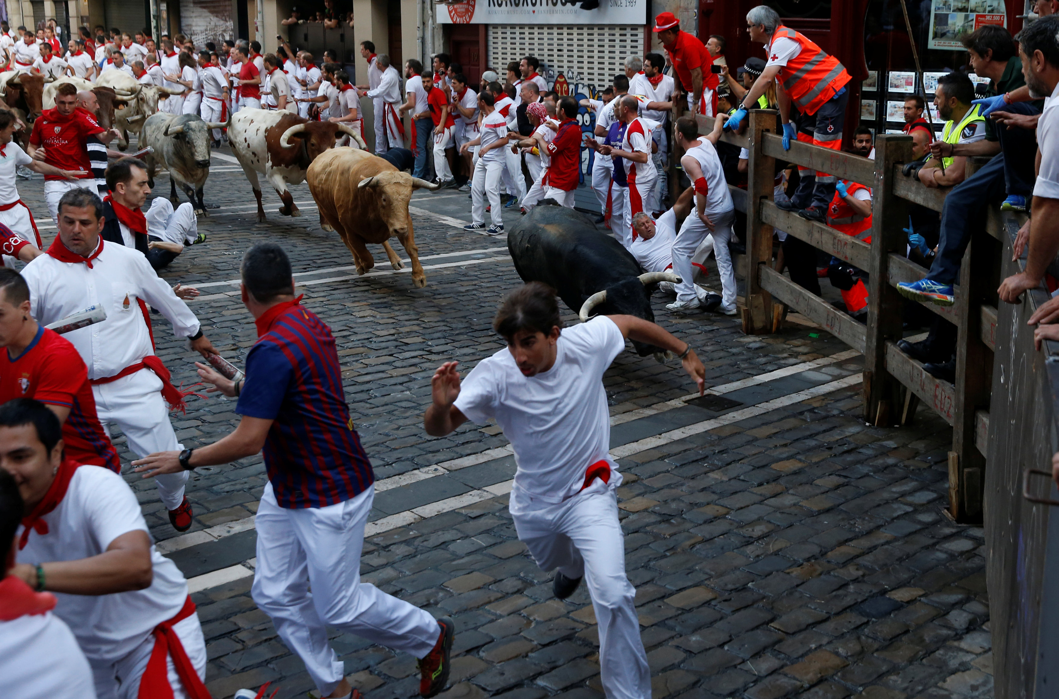 Al menos dos heridos por asta de toro en el primer encierro de San Fermín 1