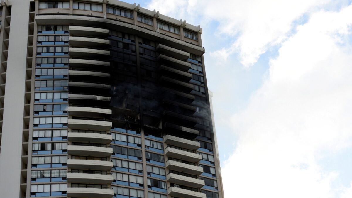 Al menos tres fallecidos tras un incendio en un edificio en Hawái