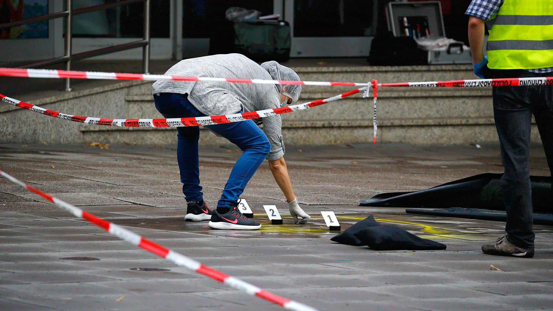Al menos un muerto en un ataque con cuchillo en un supermercado de Hamburgo 4