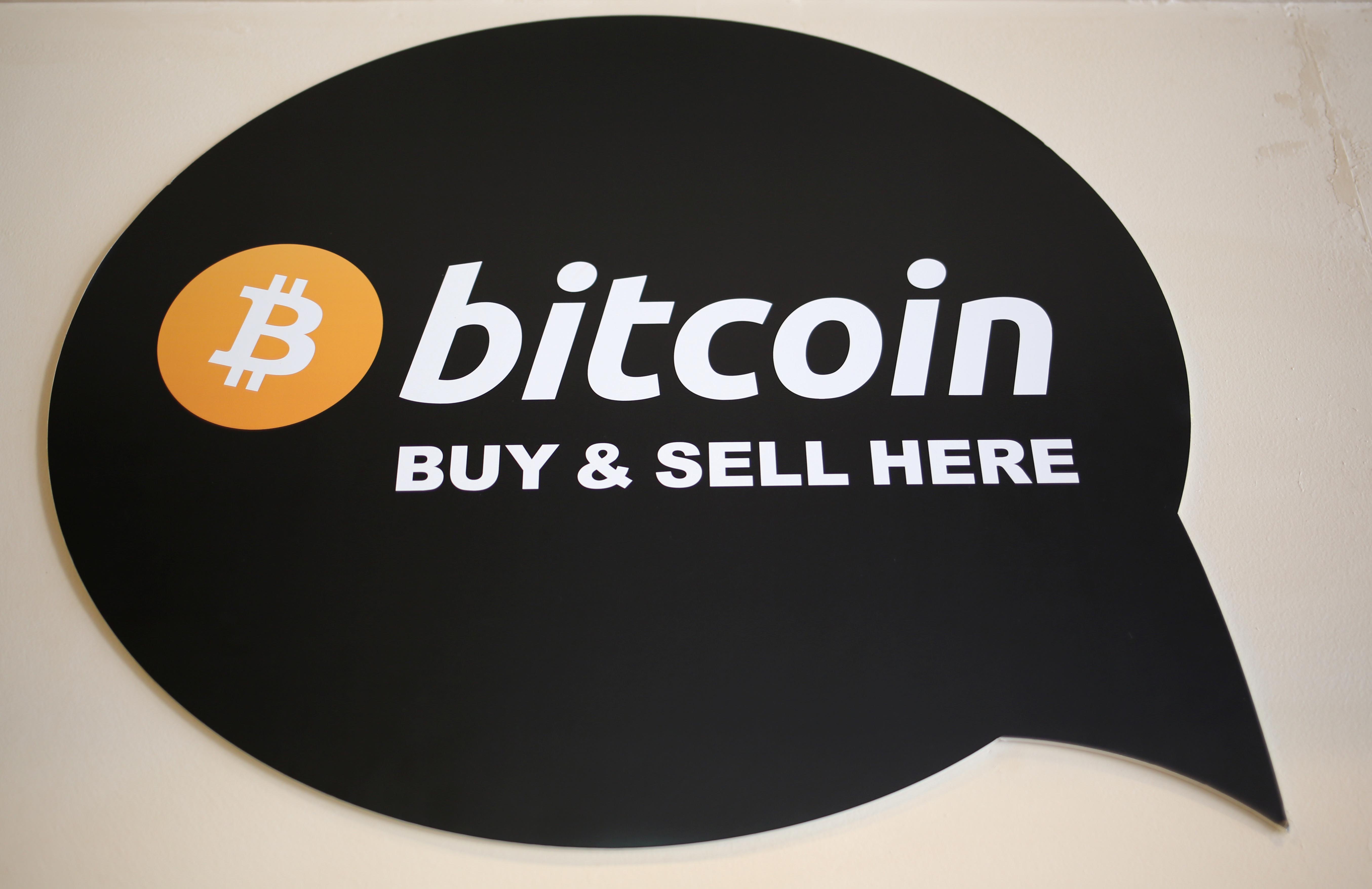 A sign is seen in a restaurant where a Bitcoin ATM is located in Toronto, Ontario, Canada June 3, 2017. | Foto: Chris Helgren/Reuters