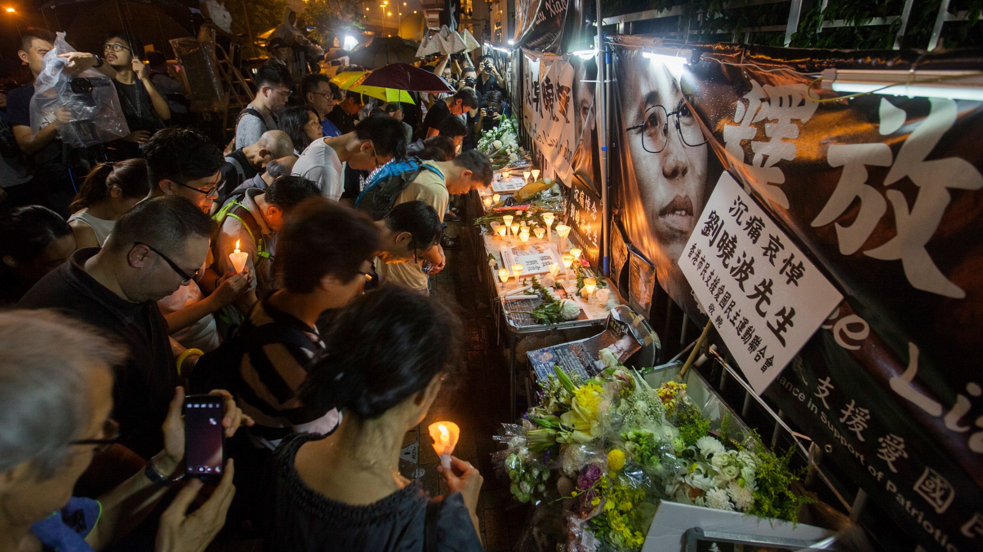 China impide los homenajes a Liu Xiaobo con arrestos y "viajes forzosos"