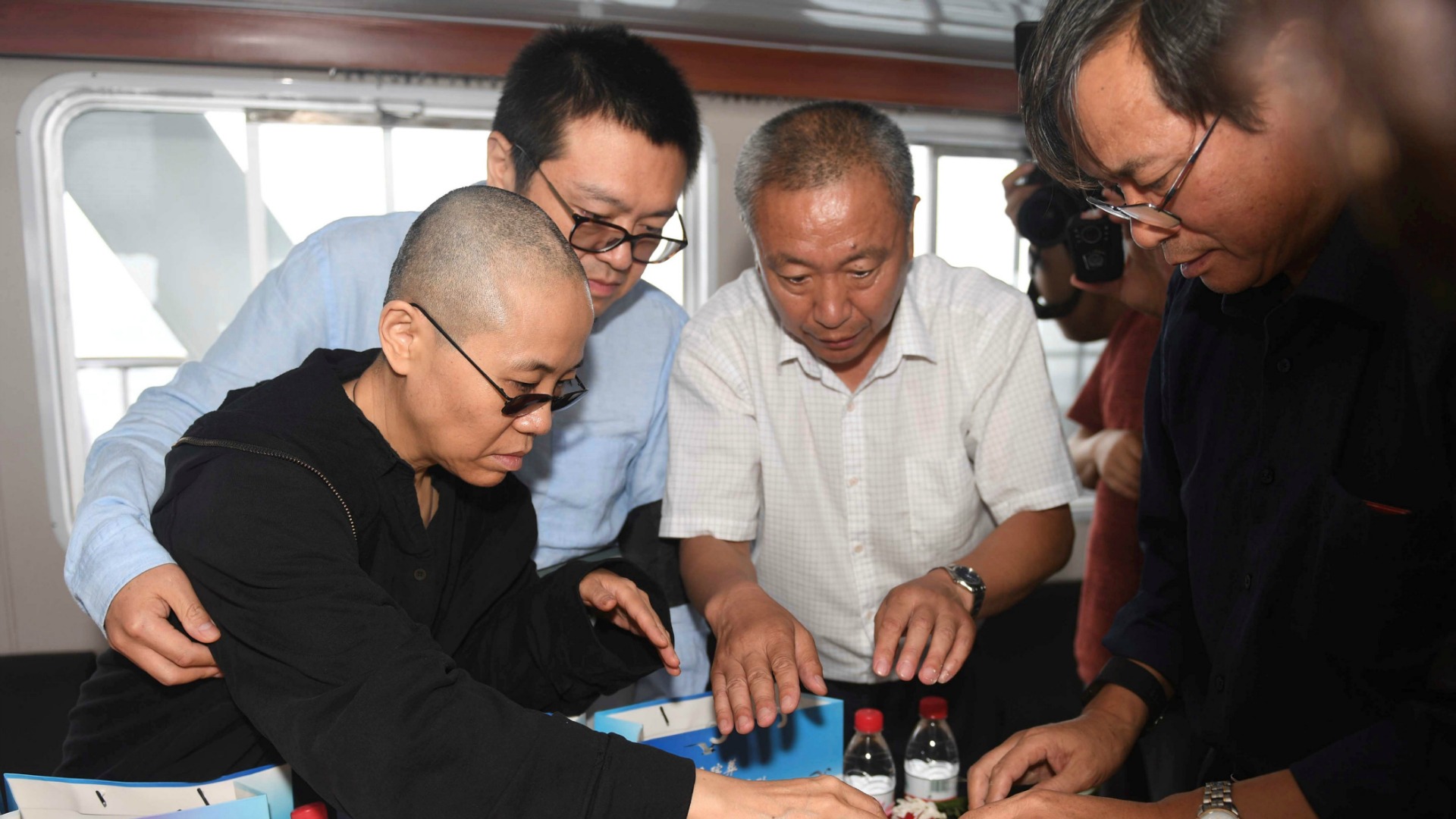 China impide los homenajes a Liu Xiaobo con arrestos y "viajes forzosos" 1