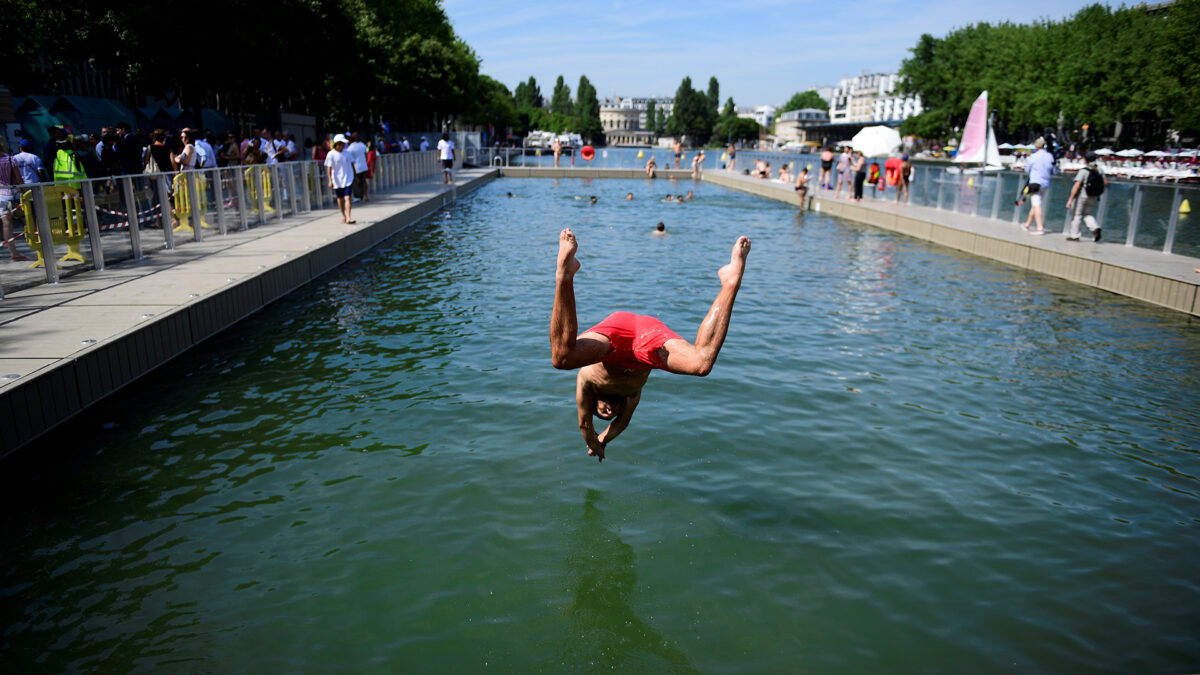 Cierran por contaminación el canal parisino habilitado para bañarse